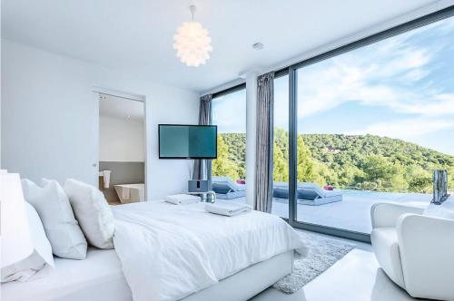 Voodi või voodid majutusasutuse JAMES SIB33 - contemporary design villa with pool Cap Martinet Ibiza toas