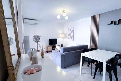 un salon avec un canapé et une table dans l'établissement Charming T2 near the Port Vauban d'Antibes, à Antibes