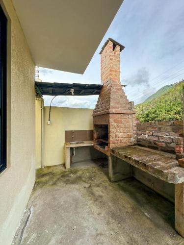 a brick oven with a bench in a room at Casa Mishky Wasi in Cusúa