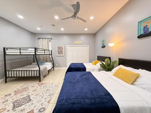 Ένα ή περισσότερα κρεβάτια σε δωμάτιο στο Huge apartment near NYC, Parking