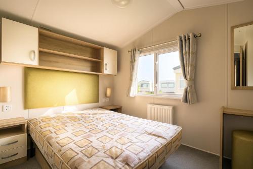 Ένα ή περισσότερα κρεβάτια σε δωμάτιο στο 3 Bed-Sleeps 8-Free Parking-10 Min to Beach