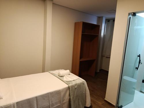 Kleines Zimmer mit einem Bett und einem Schrank in der Unterkunft Pousada Ebenézer de Cordeiro rj in Cordeiro