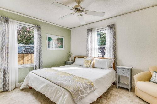 une chambre avec un lit, un canapé et des fenêtres dans l'établissement 214 Payne Rd, à Sanders Beach