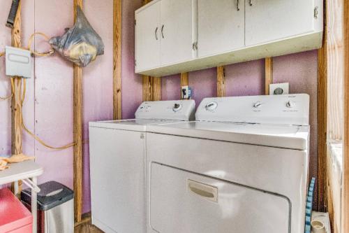 - un lave-linge et un sèche-linge blancs dans la chambre dans l'établissement 214 Payne Rd, à Sanders Beach