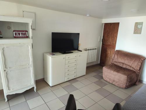 TV a/nebo společenská místnost v ubytování Spacieux appartement indépendant et au calme