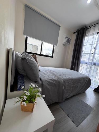a bedroom with a bed and a table and a window at Cozy Scandi Industrial House in San Pablo