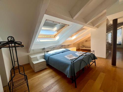 a bedroom with a bed and a skylight at Appartamento Margherita Residenza Prealba in Levanto