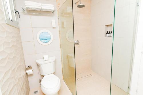 Ένα μπάνιο στο Bakour Punta Cana Suites