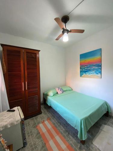 ein Schlafzimmer mit einem Bett und einem Deckenventilator in der Unterkunft Quarto de casal Mística, Trindade Paraty RJ in Paraty