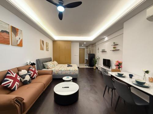 ジョホールバルにあるR&F Infinity seaview - studio with balconyのソファとテーブルのあるリビングルーム