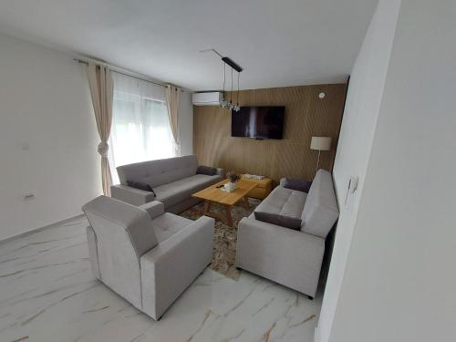 Μια τηλεόραση ή/και κέντρο ψυχαγωγίας στο Jakiland house Plitvice Lakes