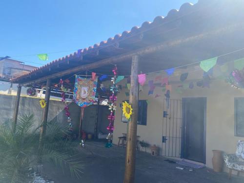 Una casa con muchas decoraciones. en The Greek house, en Itapemirim