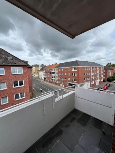 a balcony with a view of a street and buildings at Monteurswohnung Wilhelmshafen in Wilhelmshaven