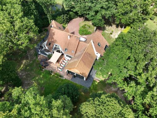 an overhead view of a large house in the woods at Villa d'architecte avec Piscine proche Paris in Rochefort-en-Yvelines