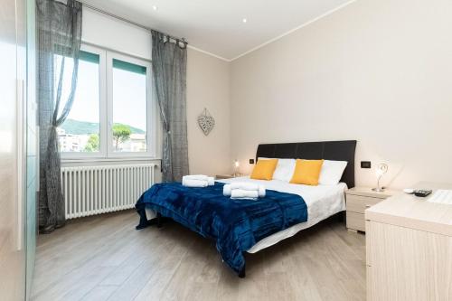 Un dormitorio con una cama y una ventana grande. en Luna House, en La Spezia