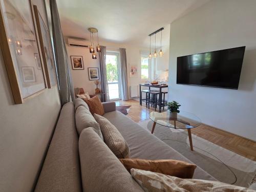 Et tv og/eller underholdning på Grand Terrace Apartment with AC & heating