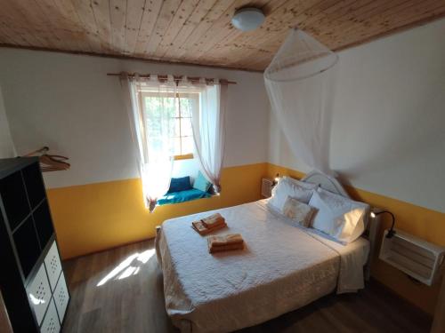 Katil atau katil-katil dalam bilik di sea view with cozy home