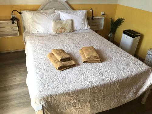 Katil atau katil-katil dalam bilik di sea view with cozy home