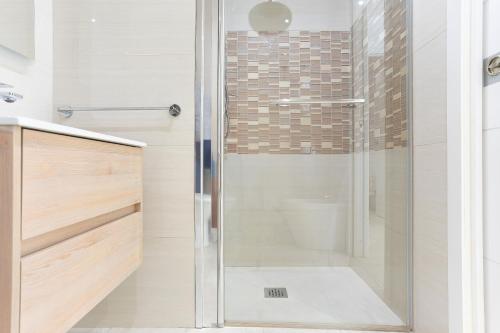 eine Dusche mit Glastür im Badezimmer in der Unterkunft Luxury Los Cactus in San Bartolomé de Tirajana