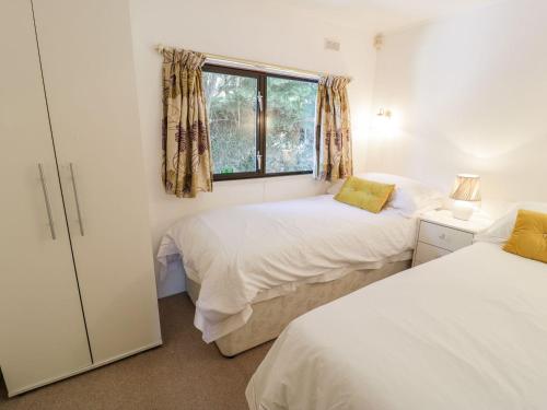 En eller flere senge i et værelse på Summertime Lodge