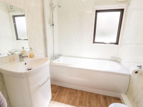 Et badeværelse på Summertime Lodge