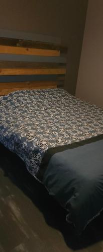 - un lit avec une couette en noir et blanc dans l'établissement Villa avec piscine et jacuzzi privé, à Saint-Clair-dʼArcey