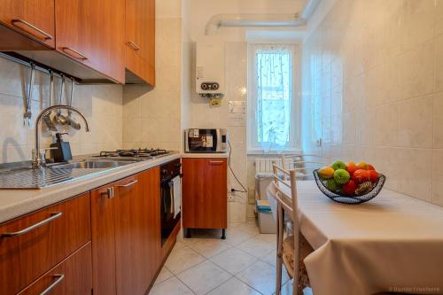 een keuken met een fruitschaal op het aanrecht bij Ca' DaVinci in Milaan