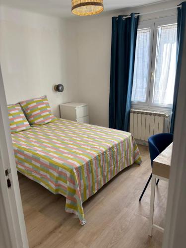 une chambre avec un lit et un rideau bleu dans l'établissement Appartement proche stade Vélodrome, à Marseille