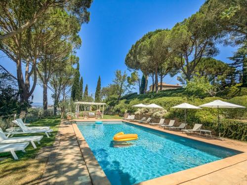 an outdoor swimming pool with a raft in the middle at Torre Collevento Luxury Villa in Orvieto