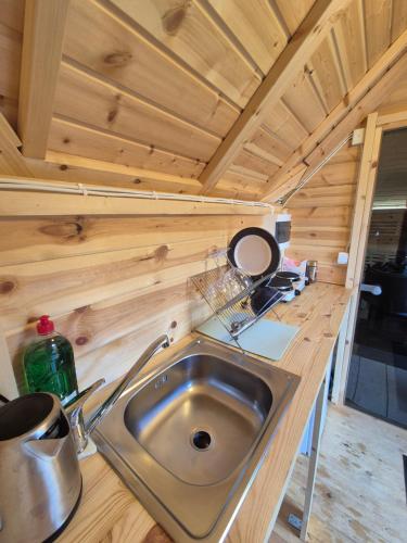una cucina con lavandino in una casetta minuscola di Odenlunds glamping 