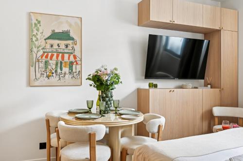 Una cama o camas en una habitación de Lavie Maison Sauna Hot Tub & AC in 7th