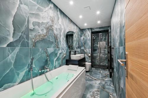 Un baño de Lavie Maison Sauna Hot Tub & AC in 7th