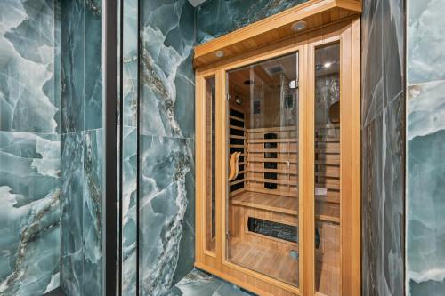 Lavie Maison Sauna Hot Tub & AC in 7th