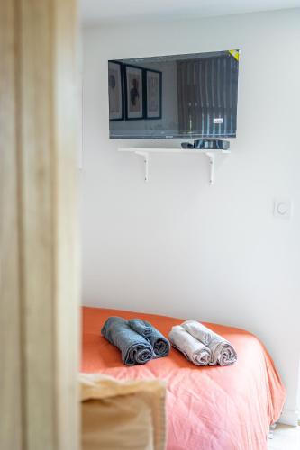 Ένα ή περισσότερα κρεβάτια σε δωμάτιο στο Studio cosy proche de Bordeaux
