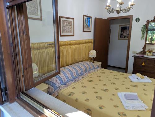 a bedroom with a bed and a mirror at Casa Vacanze Cuore di Maremma in Il Bagno