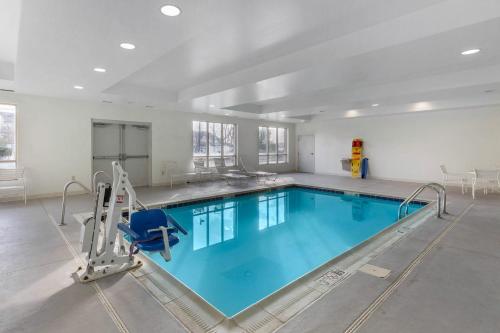 a large swimming pool in a building at Comfort Suites Columbia Gateway in Elkridge
