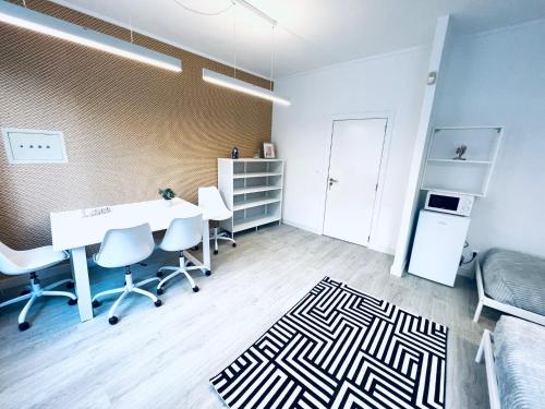 Una oficina con un escritorio y sillas en una habitación. en Luxury rooms best location of Lisbon, next attractions, en Lisboa