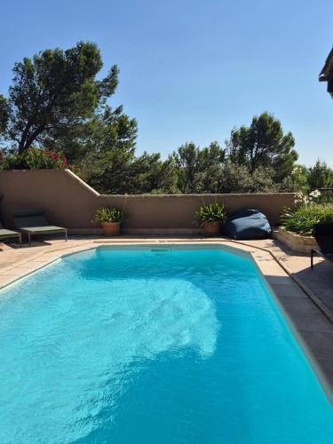 Bazén v ubytování Magnifique villa 3 chambres au cœur des Alpilles nebo v jeho okolí