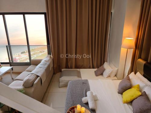 ジョージタウンにあるNEW 2BR Sunrise Gurney with Stunning Seaview 无敌日出海景房のベッドが2つと大きな窓があるホテルの部屋