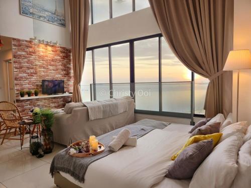 NEW 2BR Sunrise Gurney with Stunning Seaview 无敌日出海景房にあるベッド