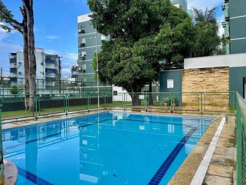 une piscine à l'eau bleue dans un immeuble dans l'établissement Arara Paraense, à Ananindeua