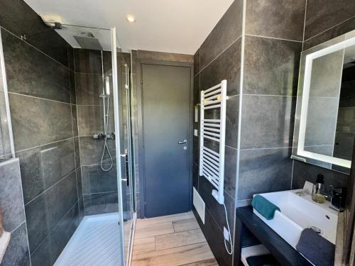 a bathroom with a shower and a sink at Hôtel-Chalet les Mélèzes in Valloire