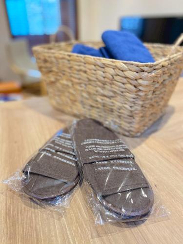 a brown tie sitting on a table with a basket at 城崎 柳通り ゆるり-Yururi- in Toyooka
