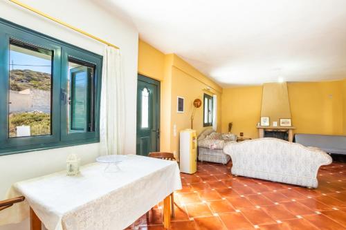 Ένα ή περισσότερα κρεβάτια σε δωμάτιο στο Sunny Hillside Escape