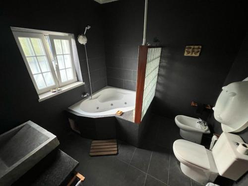 Un baño con bañera, inodoro y lavabo. en Casa da Lua, en Erra