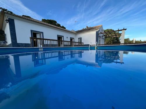 una piscina frente a una villa en Casa da Lua, en Erra