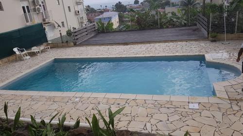einen Pool in der Mitte einer Terrasse in der Unterkunft kay betty in Les Trois-Îlets