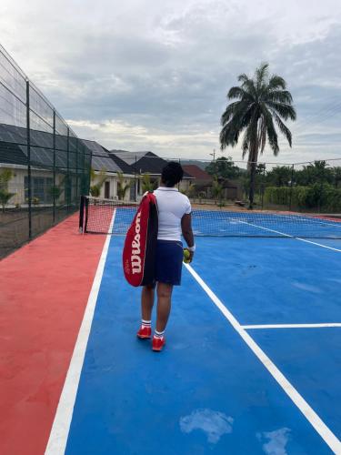 Tenis a/nebo squash v ubytování Platinum Blue Island Resort nebo okolí