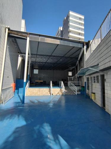 a building with a basketball court in the middle at Kitnet pé na areia - Mirim - PG in Praia Grande