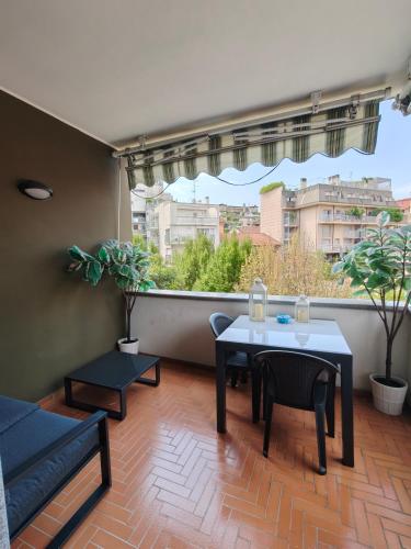Apartment with Exclusive terrace in Milano Downtown Shopping Area with AC,Wifi,Subway M1 M2 and Self Check In